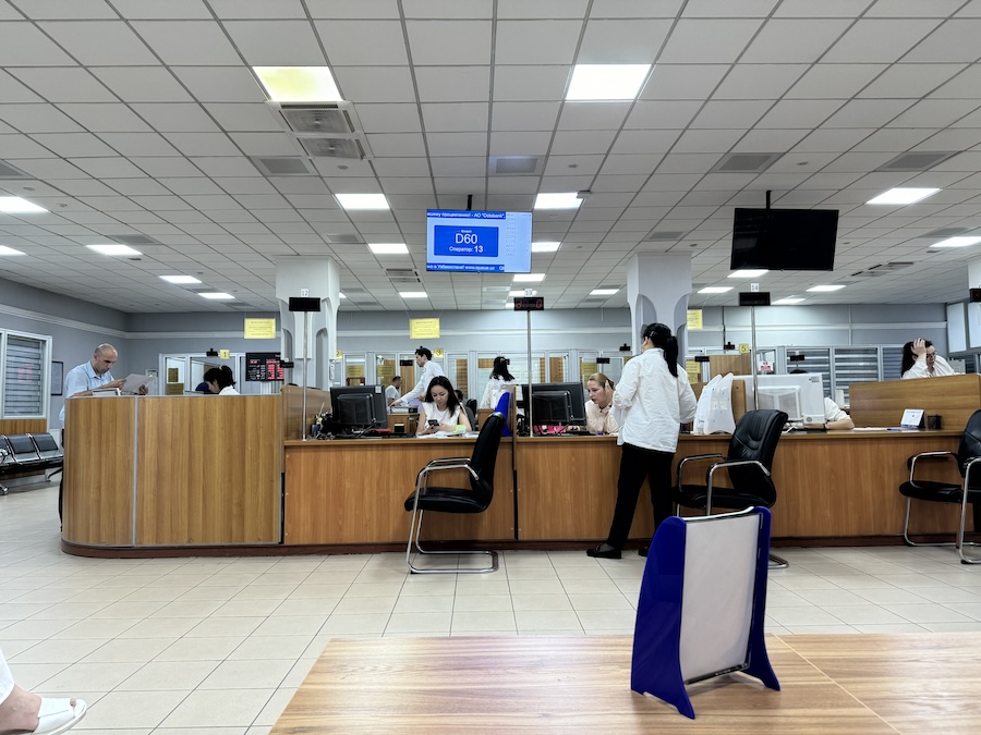 店舗の様子
スタッフは自分のスマートフォンで遊んでいる