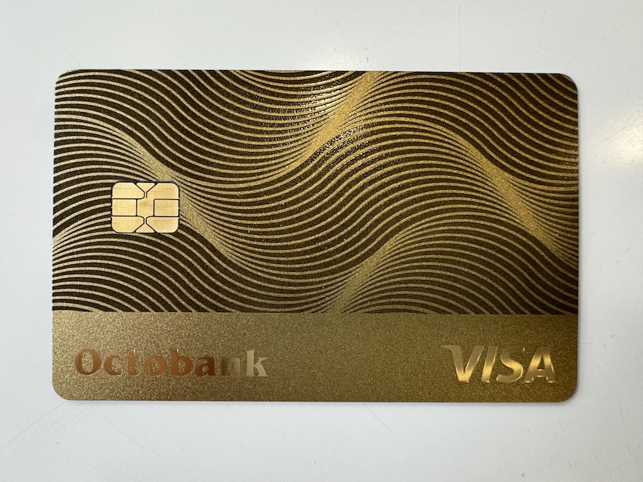 カードの券面に番号が記載されてないデビットカードがもらえた