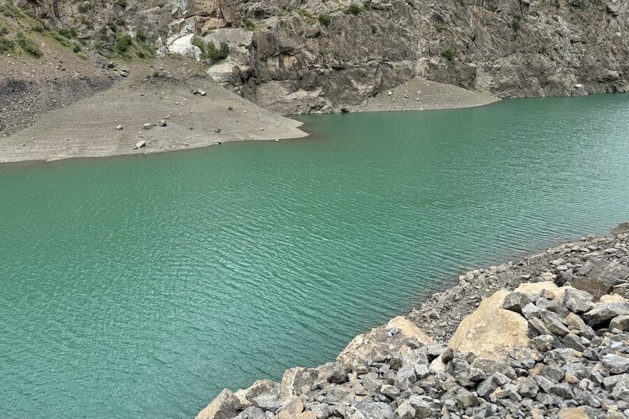 この湖はダムのように大きかった