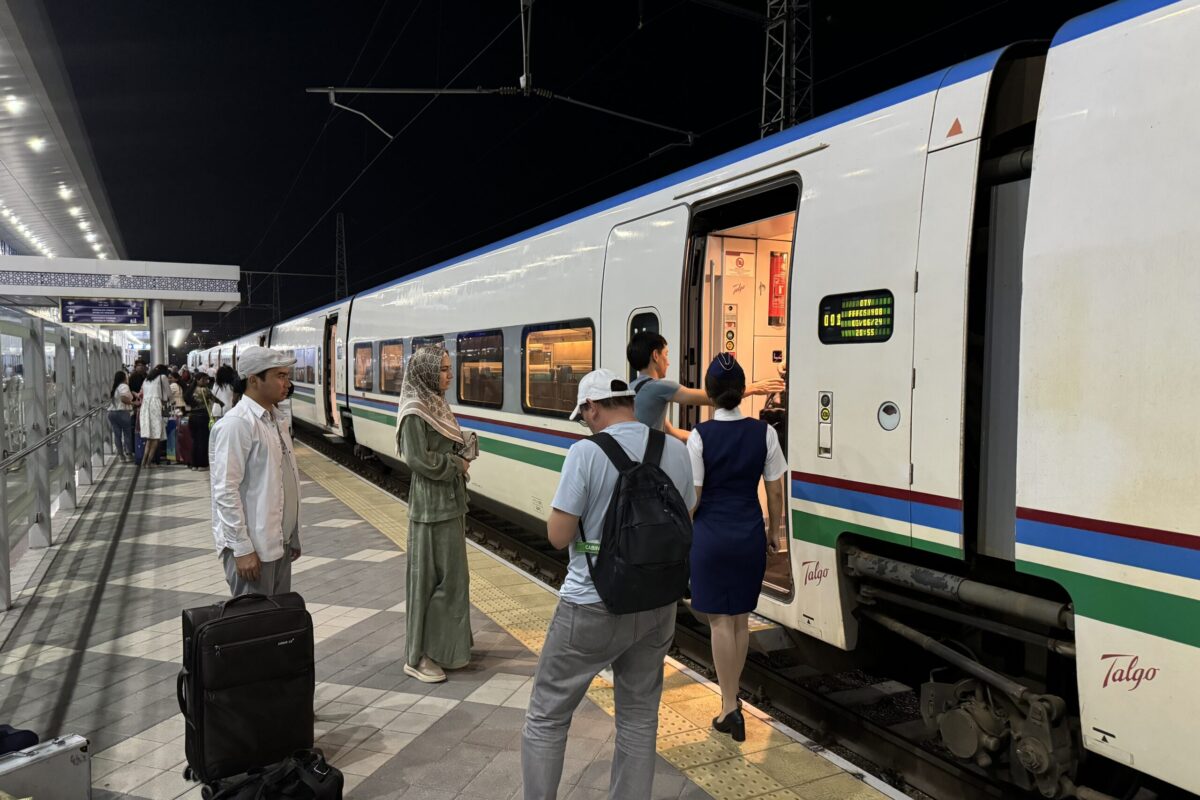 タシケント駅で下車するところ